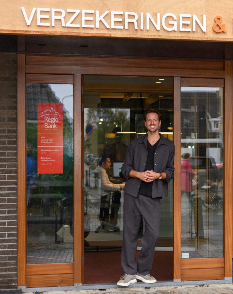 Sander Weel voor het kantoor